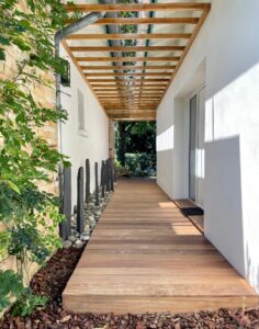 pergola terrasse bois exotique avec piquet de schiste et galet entrée chambre d'hôte Haritzaga Biarritz