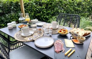 présentation petit déjeuner terrasse haritzaga chambre d'hôte biarritz