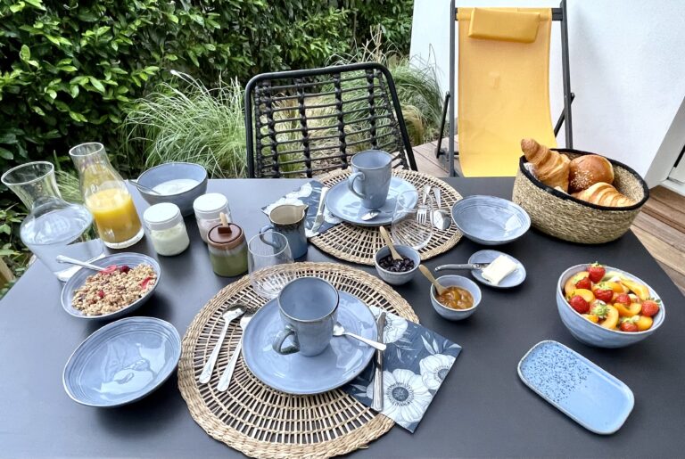 présentation petit déjeuner terrasse haritzaga chambre d'hôte biarritz