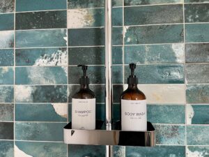 distributeur gel douche shampooing salle de bains haritzaga chambre d'hôte biarritz
