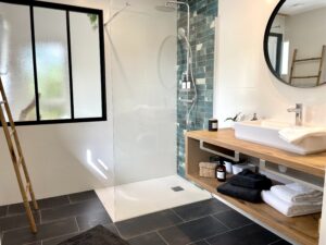 salle de bains douche italienne échelle bambou plan vasque bois suspendu haritzaga chambre d'hôte biarritz